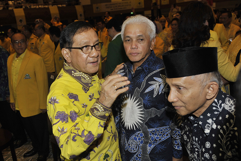 Akbar Tanjung (Kiri) Hatta Rajasa (Tengah) Amin Rais (kanan)