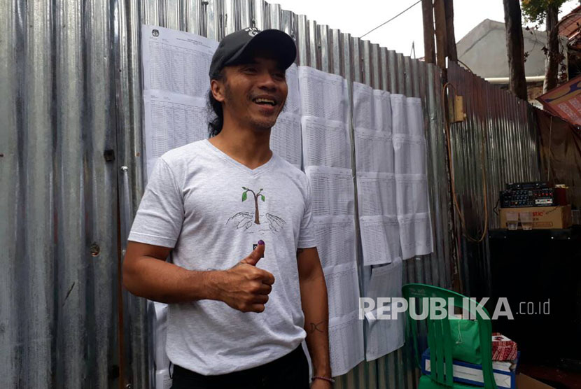 Akhadi Wira Satriaji alias Kaka Slank, usai mencoblos di TPS 16 Pancoran, Jakarta Selatan, Rabu (19/4).