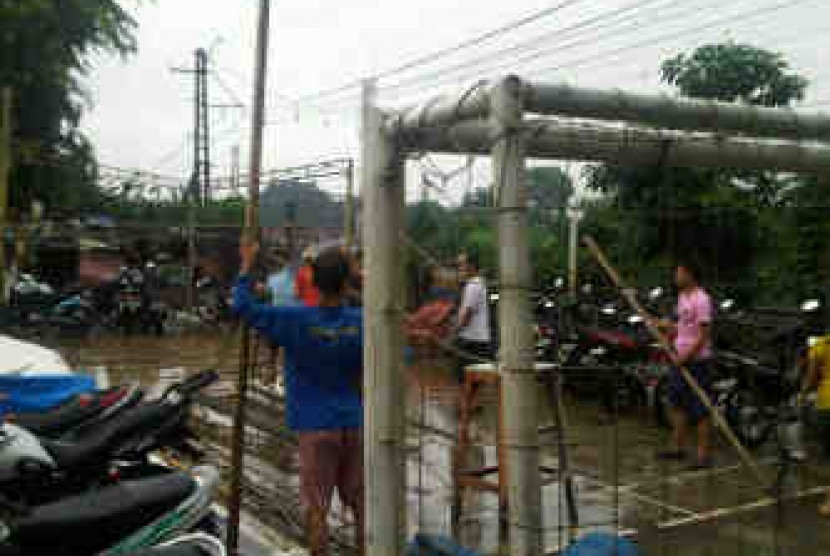 Akibat banjir, warga membuat tenda darurat di Jalan Bukit Duri1 Manggarai, Jakarta Selatan, Kamis (17/1) pagi.