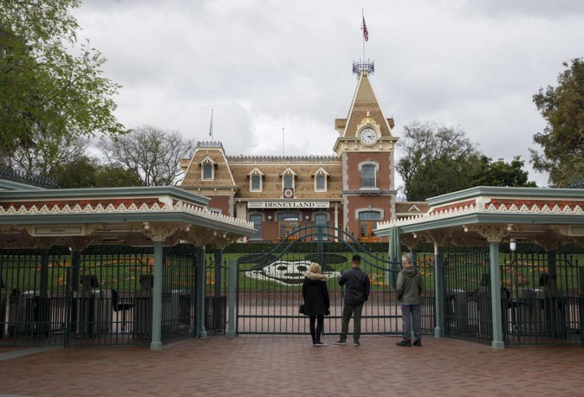 Akibat Covid-19, Disneyland Anaheim di Amerika terpaksa menutup gerbangnya bagi pengunjung. Rencananya Disneyland akan dibuka kembali di bulan Juli 2020.
