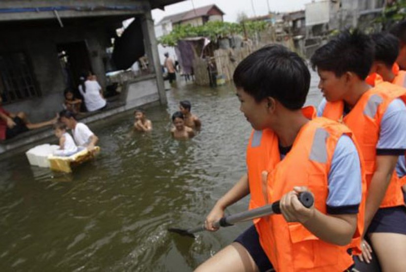 Akibat guyuran hujan terus menerus, Manila terendam banjir