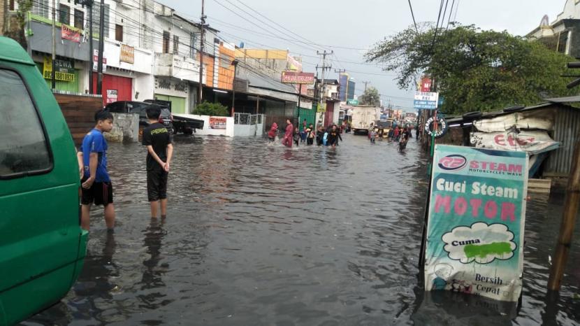 Akibat hujan deras Jalan Dengdek, Kopo Sayati, Kabupaten Bandung terendam banjir.