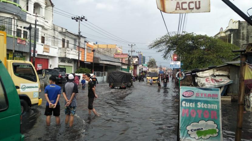  akibat hujan deras Jalan Dengdek, Kopo Sayati, Kabupaten Bandung terendam banjir, Rabu (23/12).