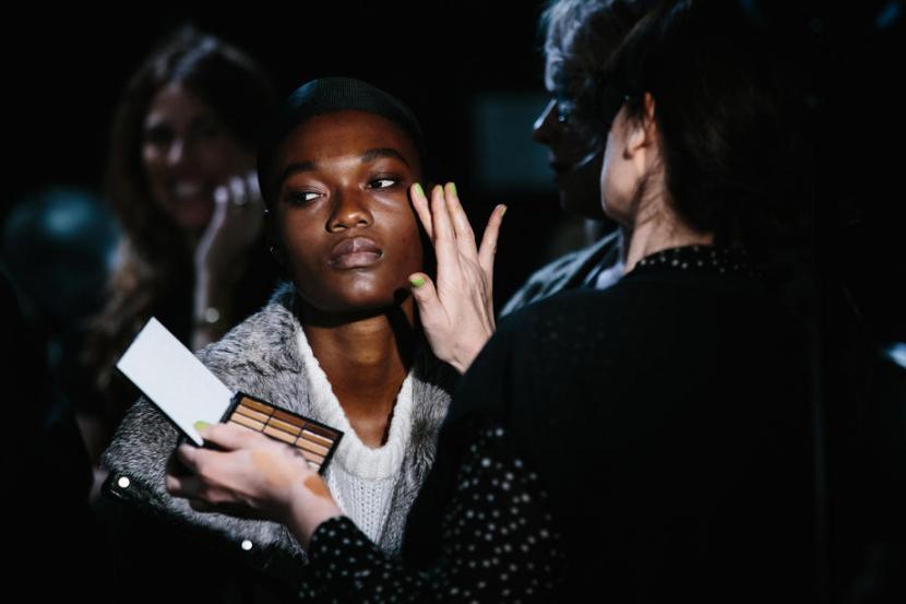 Akibat pandemi pelaksaan New York Fashion Week tidak akan semeriah sebelumnya. Model akan berjalan di runway tanpa penonton untuk disiarkan secara daring.