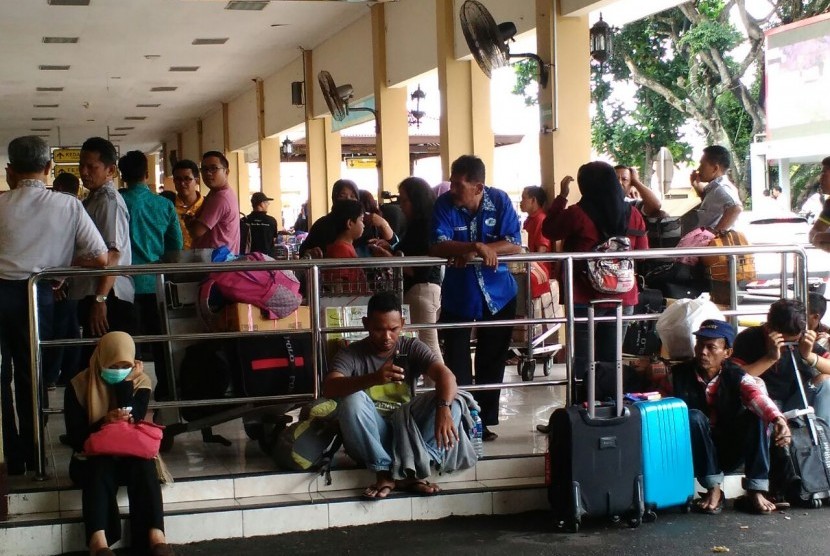 Akibat penutupan runway ribuan penumpang menumpuk di Bandara Adisutjipto, Kamis (2/2)