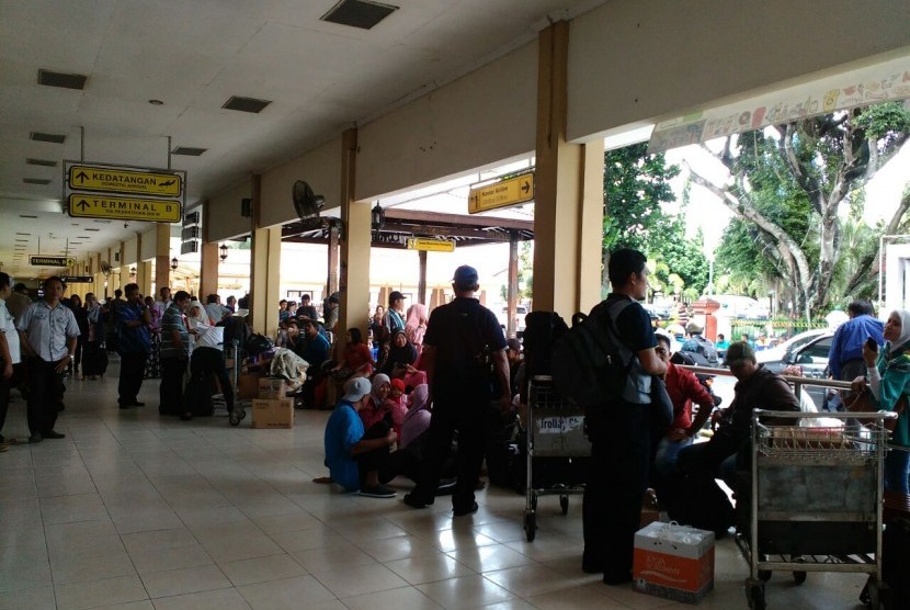 Akibat penutupan runway ribuan penumpang menumpuk di Bandara Adisutjipto, Kamis (2/2)