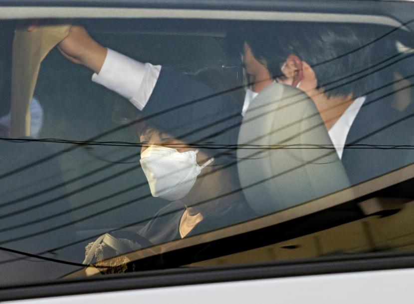 Akie Abe (kiri) istri mantan Perdana Menteri Jepang Shinzo Abe, tiba di rumah sakit tempat Abe dinyatakan meninggal di Kashihara, prefektur Nara, Jepang barat, Jumat, 8 Juli 2022. Mantan Perdana Menteri Jepang Shinzo Abe, seorang tokoh konservatif yang memecah belah dan salah satu tokoh paling kuat dan berpengaruh di negaranya, tewas setelah ditembak dalam pidato kampanye hari Jumat di Jepang barat, kata pejabat rumah sakit.
