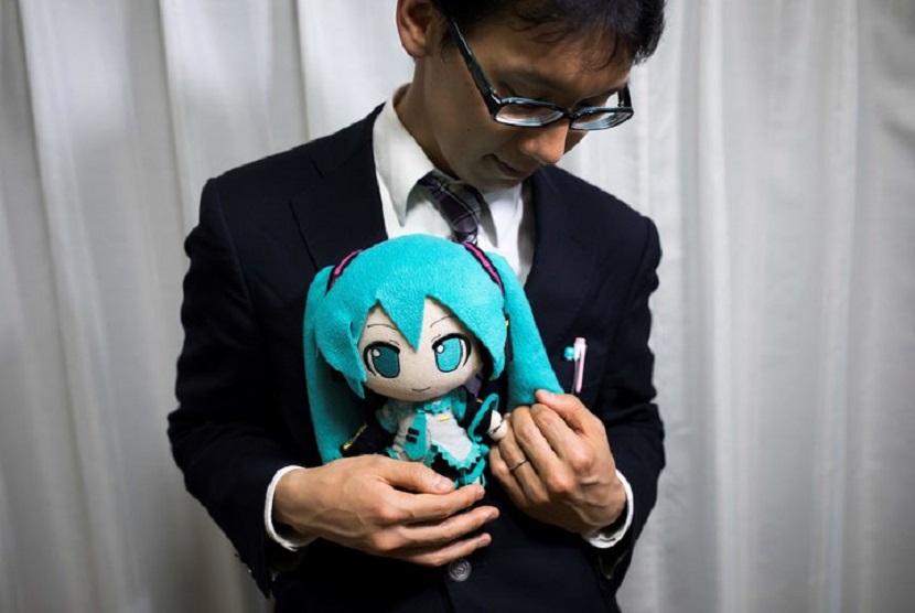 Akihiko Kondo menikahi penyanyi hologram Hatsune Miku