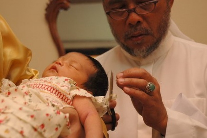 Mencukur Rambut Bayi dan Bersedekah. Foto:   Akikah (ilustrasi).