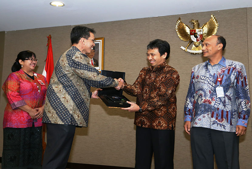 akil Kepala SKK Migas, M.I Zikrullah (kiri) menyerahkan penghargaan ke Perwakilan Saka Indonesia Sesulu yang mendapat peringkat emas atas kinerja eksplorasi di kantor SKK Migas, Jakarta, Rabu (27/5).