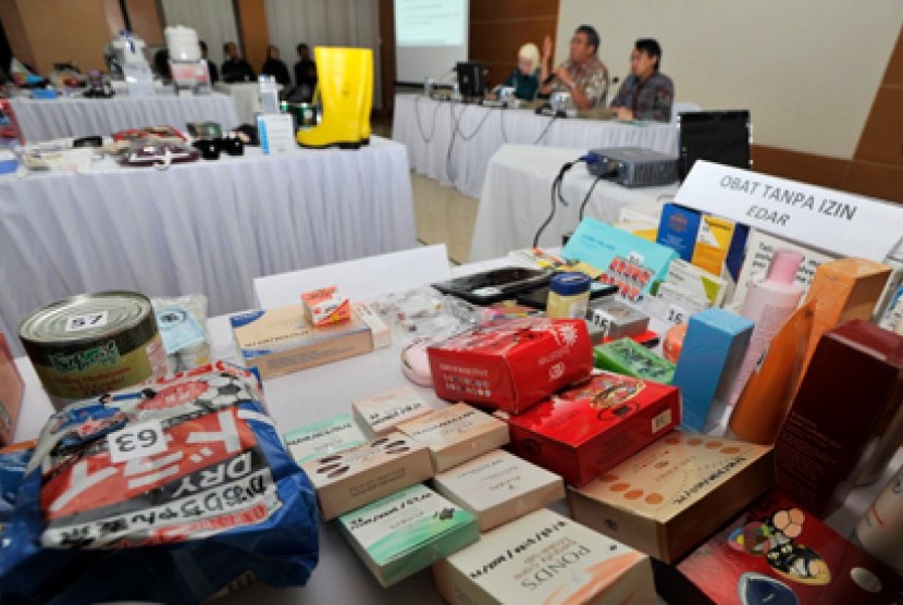 akil Menteri Perdagangan, Bayu Krisnamurthi (tengah) memberi keterangan pers mengenai produk yang melanggar Standar Nasional Indonesia (SNI), ketentuan label, dan tidak memiliki izin beredar di Jakarta, Selasa (28/2).