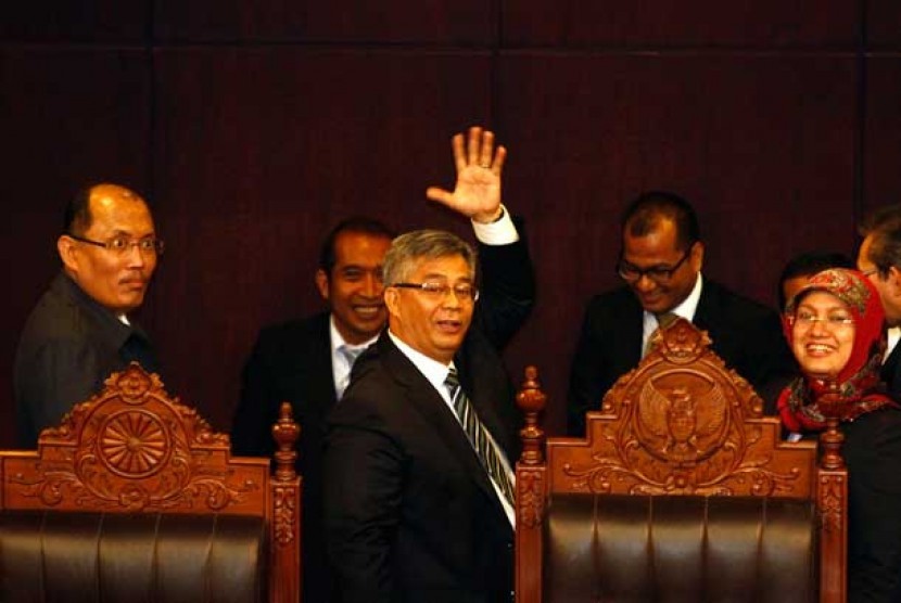  Akil Mochtar (tengah) terpilih  menjadi Ketua Mahkamah Konstitusi (MK).