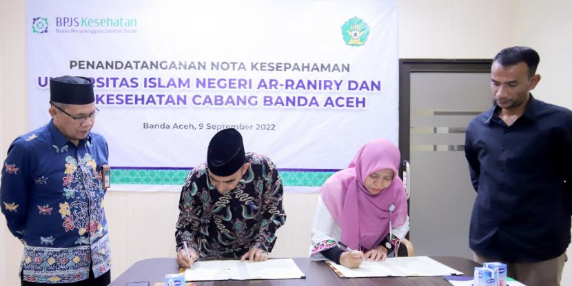 akil Rektor Bidang Kerja sama dan Kemahasiswaan UIN Ar-Raniry Prof Saifullah dan Kepala Cabang BPJS Kesehatan Banda Aceh dr Neni Fajar menandatangani kerja sama kedua pihak di Aula Kantor BPJS Banda Aceh, Jumat (9/9/2022).
