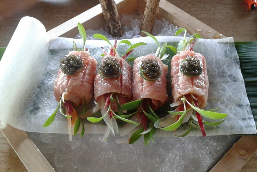 Akira Back memperlihatkan inovasinya lewat sashimi dari tuna premium yang digulung dengan bumbu miso, serta diisi bit merah dan daun ketumbar micro. Caviar lalu ditabur di atas sashimi ini.