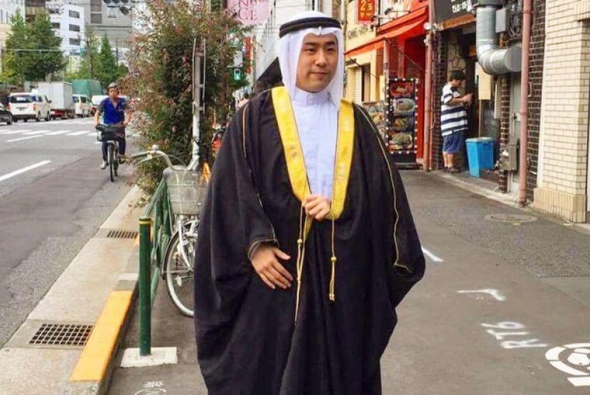 Akira Takatoriya, pria Jepang yang tak sungkan mengenakan pakaian khas warga Arab Saudi sambil berjalan-jalan di tengak Kota Jepang