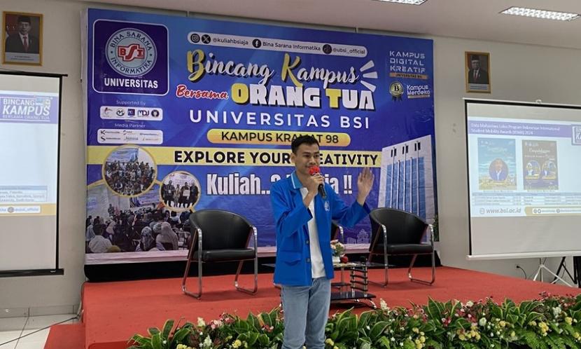 Akmal Surya Saputra, mahasiswa Sastra Inggris yang dengan gemilang berhasil lolos dalam program prestisius Indonesian International Mobility Awards (IISMA) 2024