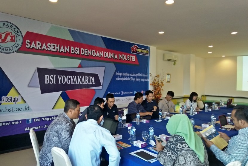 AKPAR dan AMIK BSI menggelar sarasehan dengan dunia industri di Yogyakarta.