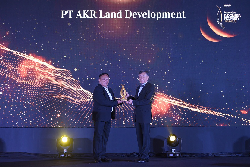 AKR Land telah membuktikan komitmen tersebut dengan menyabet 3 penghargaan bergengsi dalam ajang The PropertyGuru Indonesia Property Awards 2021, yang diadakan di Hotel Ritz Carlton Pacific Place, Jakarta, pada Senin (29/11) lalu.