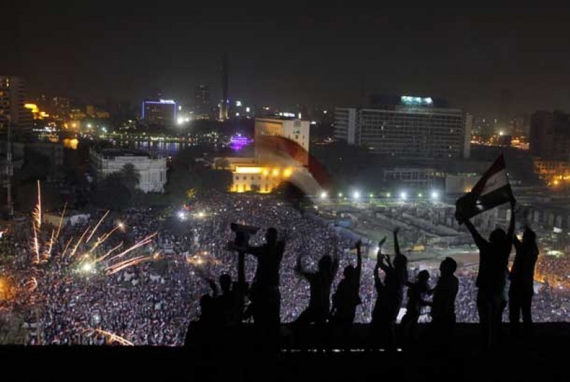 Aksi unjuk rasa penentang Presiden Mursi di Lapangan Tahrir, Kairo, Rabu (3/7).