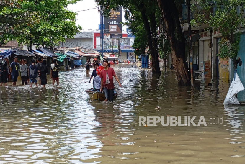 Akses Jalan Bojongsoang menuju Baleendah dan sebaliknya terendam banjir, Ahad (9/3/2025). 