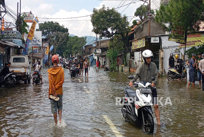 Akses jalan Dayeuhkolot-Beleendah terendam banjir