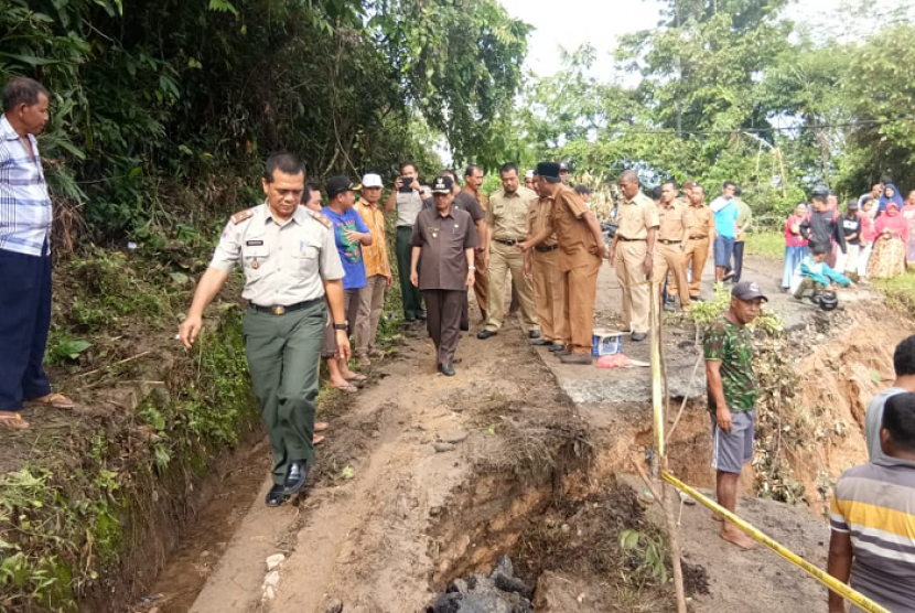 Akses jalan di Nagari Kumanis, Kabupaten Sijunjung, Sumatra Barat terputus akibat intensitas hujan yang tinggi dalam sepekan belakangan. 