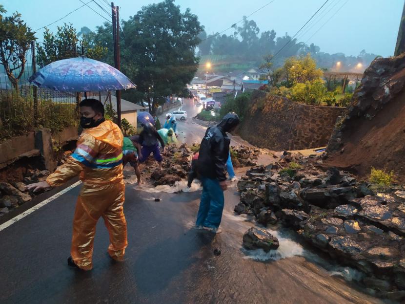 Akses Jalan di Situ Cileunca, Pangalengan, Kabupaten Bandung terputus akibat hujan deras. Hujan deras di Kabupaten Bandung menyebabkan sejumlah titik lokasi mengalami bencana longsor, Ahad (31/10). 