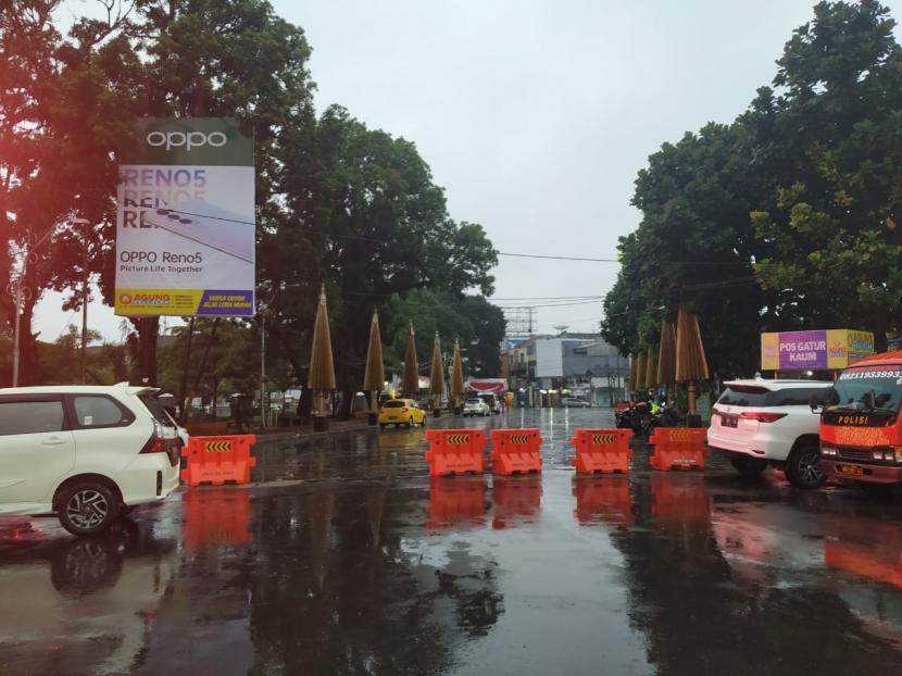 Akses jalan menuju kawasan pusat Kota Tasikmalaya mulai ditutup petugas untuk mengantisipasi kerumunan saat malam pergantian tahun, Kamis (31/12) sore. 