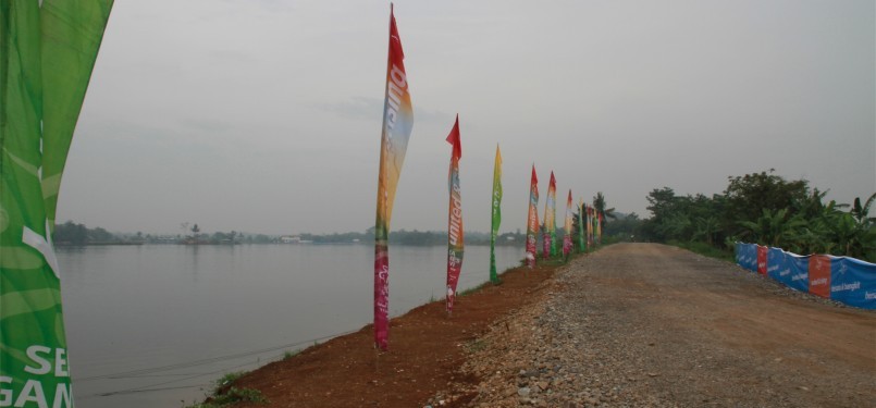 Akses jalan menuju lokasi pertandingan cabang olah raga Dayung, danau Cipule, Karawang, Jawa Barat, Kamis, 10/11/2011. (Republika Online/Fafa)