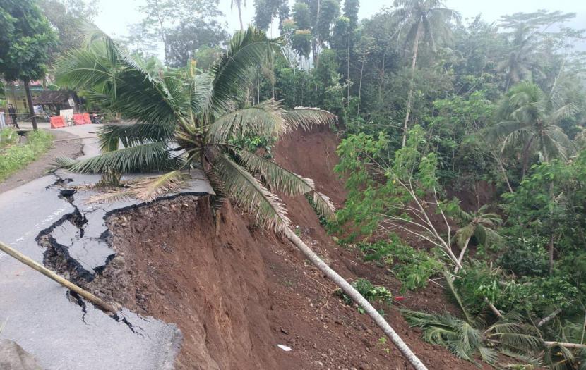 Akses jalan raya ditutup total akibat bencana tanah longsor (ilustrasi) 