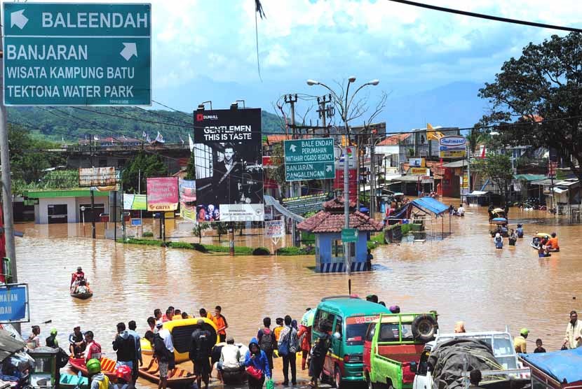  Akses jalan terendam banjir di Baleendah Kabupaten Bandung, Senin(3/3).  (foto: Septianjar Muharam)