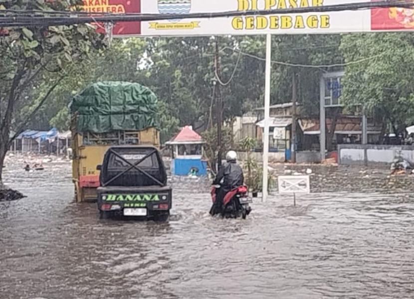 Akses menuju Pasar Gedebage dan ruas jalur lambat Jalan Soekarno Hatta, Kota Bandung, Jawa Barat, tergenang air banjir yang dipicu hujan deras.