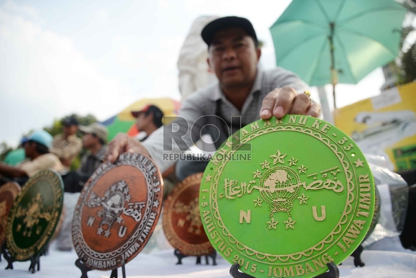 Aksesoris Muktamar NU: Aksesoris di jual dalam rangka Muktamar NU ke-33 di Alun-alun Jombang, Jatim, Senin (3/8). 