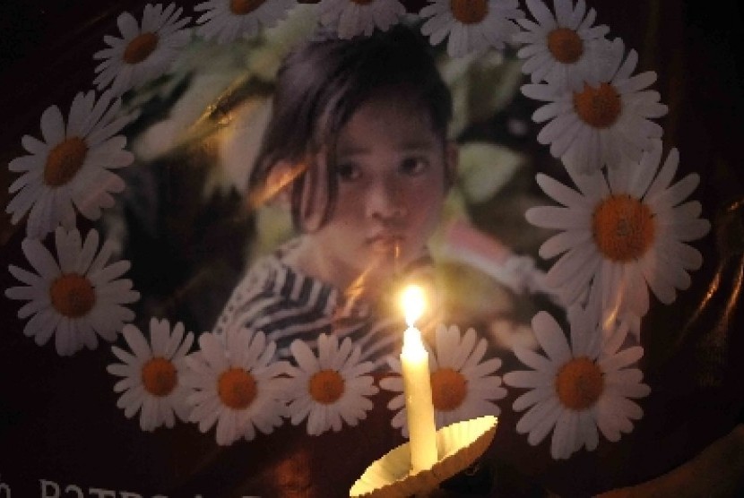 Aksi 1.000 lilin untuk bocah perempuan, Angeline di Bundaran HI, Jakarta, Kamis (11/6) malam. 