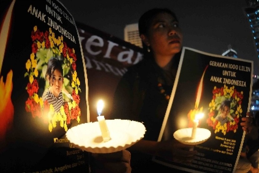 Aksi 1.000 lilin untuk Engeline di Bundaran HI, Jakarta, Kamis (11/6) malam.