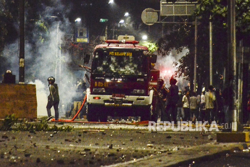 Aksi 22 Mei. Sejumlah massa melakukan pembajakan sebuah mobil pemadam kebakaran di jalan Kemanggisan Utama, Slipi Jaya, Jakarta, Rabu (23/5).