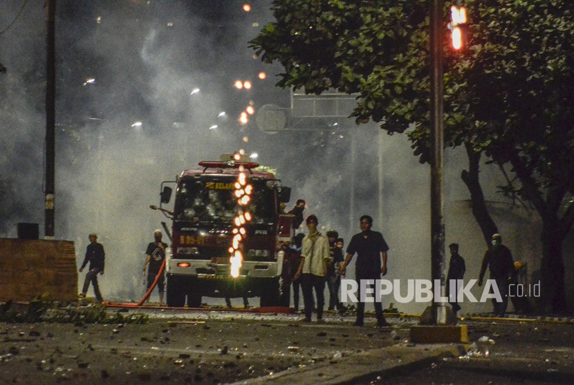 Aksi 22 Mei. Sejumlah massa melakukan pembajakan sebuah mobil pemadam kebakaran di jalan Kemanggisan Utama, Slipi Jaya, Jakarta, Kamis (23/5).