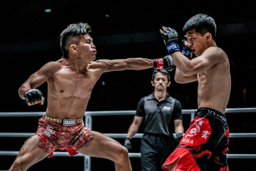 Aksi Adrian 'Papua Bad Boys' Mattheis di Panggung One Championship.