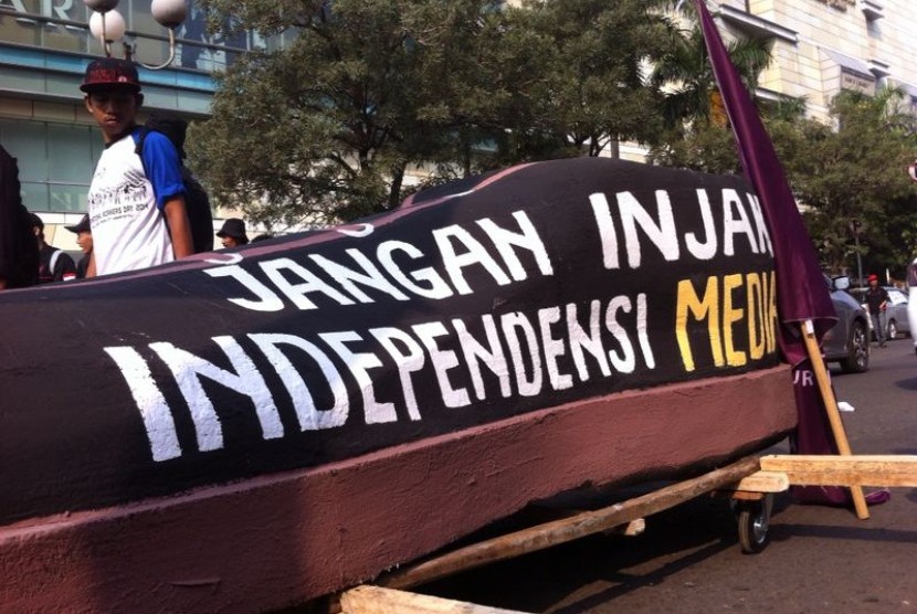 Aksi Aliansi Jurnalis Independen (AJI) Jakarta bersama gerakan buruh Pada Hari Buruh 2014, Kamis (1/5), yang mengusung tema “Jangan Injak Independensi Media!”