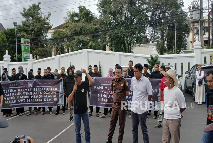 Aksi Aliansi Rakyat Peduli Indonesia (ARPI) Menuntut Kejari Segera Menetapkan Tersangka Kasus Korupsi Dana Hibah di Kantor Kejaksaan Negeri Sleman, Selasa (17/12/2024).