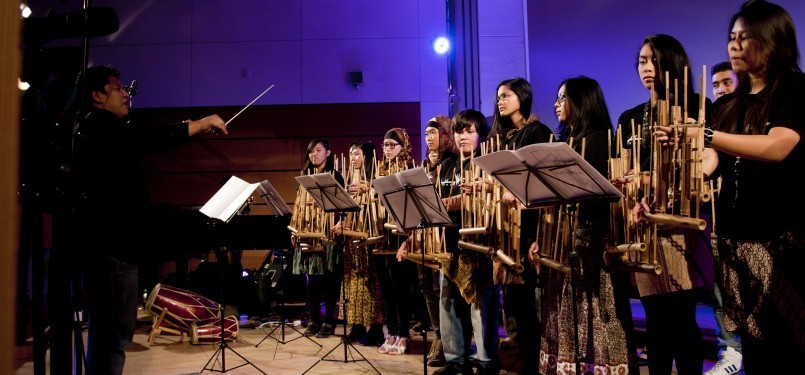 Aksi Angklung Hamburg Orchestra