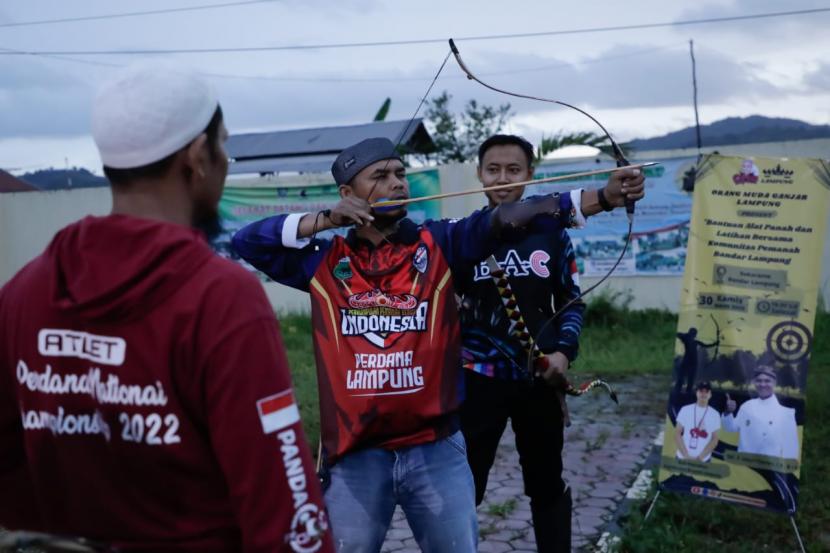 Aksi atlet panahan di Bahtera Archery Club (BAC) di Lapangan Sukarame, Kota Bandar Lampung, Kamis (30/3/2023). 