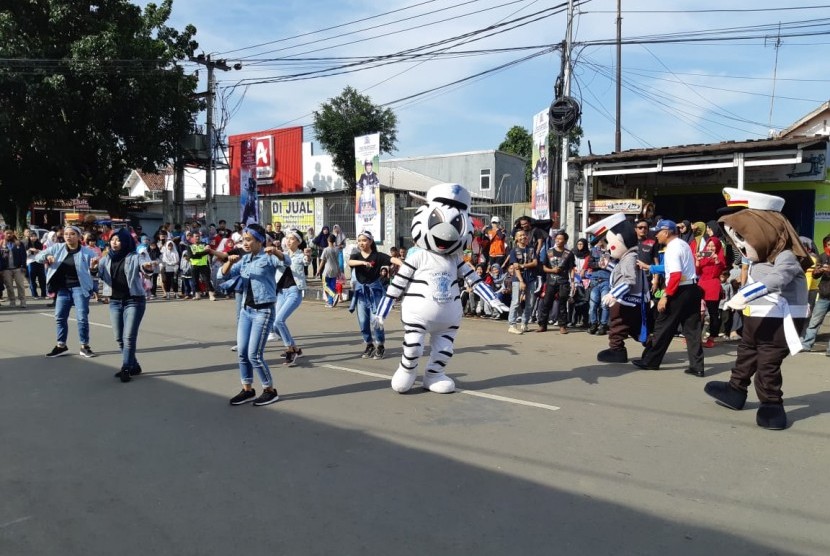 Aksi badut zebra dan pocil yang ikut menari modern, serta atrasi free style yang dilakukan delapan anggota Satlantas Polres Purwakarta, sangat menghibur warga, Ahad (10/1). Aksi tersebut, dalam rangka festivas millenial safety road yang diselenggarakan di kawasan CFD, Jl KK Singawinata. 