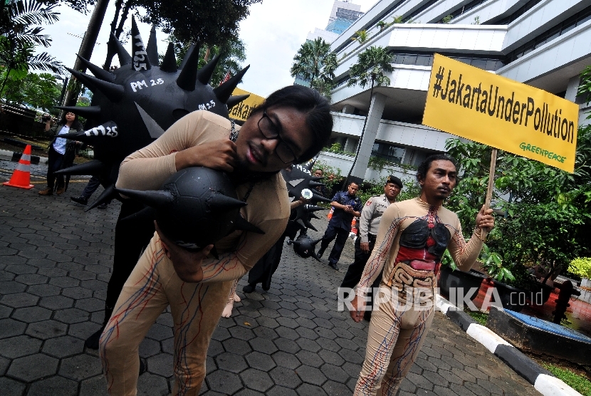 Sejumlah aktivis Greenpeace Indonesia melakukan aksi megenai bahaya polusi udara di halaman Kantor kementerian Kesehatan, Kuningan, Jakarta.