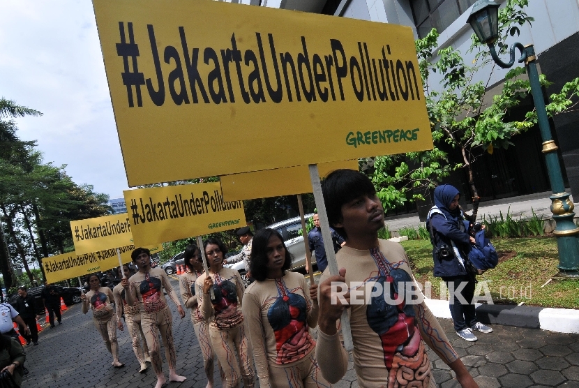 AKSI BAHAYA POLUSI UDARA. Sejumlah aktivis Greenpeace Indonesia melakukan aksi di halaman Kantor kementerian Kesehatan, Kuningan, Jakarta, Kamis (28/9).