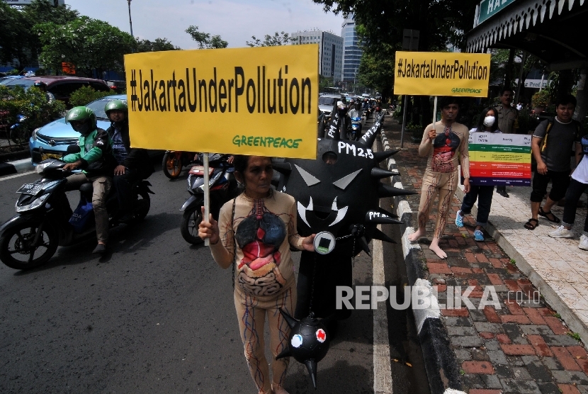 AKSI BAHAYA POLUSI UDARA. Sejumlah aktivis Greenpeace Indonesia melakukan aksi di Jalan H.R. Rasuna Said, Kuningan, Jakarta, Kamis (28/9).