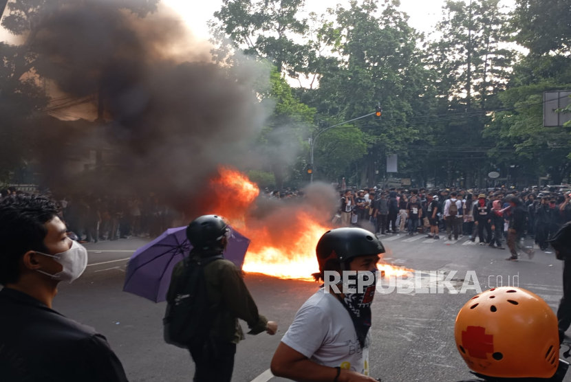 Aksi bakar ban mewarnai demonstrasi ratusan massa yang menolak pengesahan revisi undang-undang (RUU) TNI menjadi UU di Gedung DPRD Jawa Barat (Jabar), Jumat (21/3/2025).