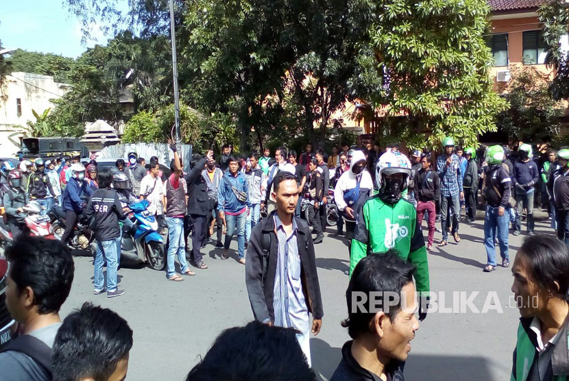 Aksi Balasan Ojek Online terhadap Supir Angkot. Aksi tersebut digelar di depan Polres Metro Tangerang untuk melaporkan pemukulan salah seorang pengendara ojek online oleh supir angkot. Rabu, (8/3). 
