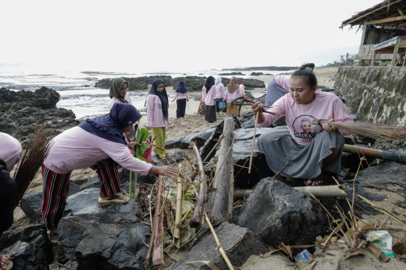 Aksi Beach Clean Up di Pantai Pasir Putih, Banten