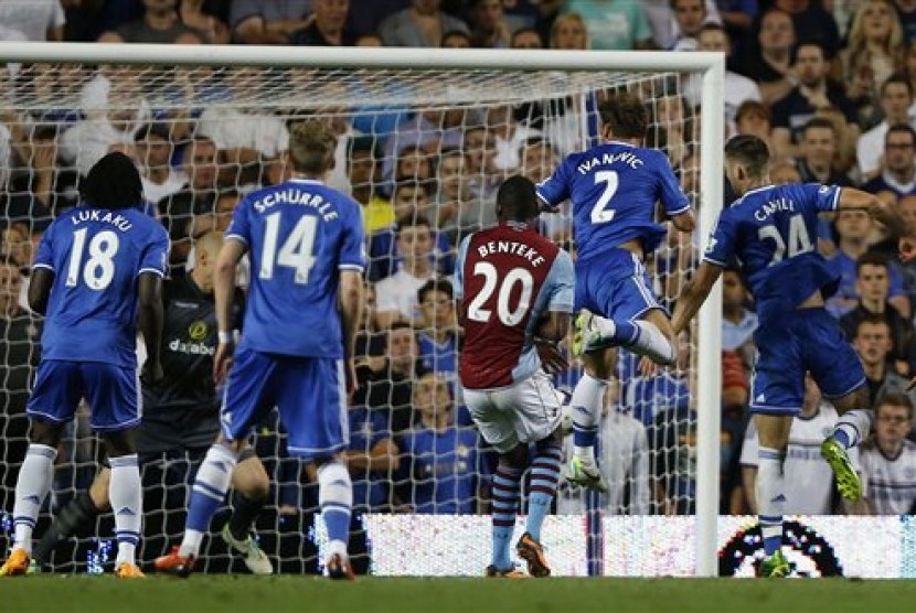 Aksi Bek Chelsea Branislav Ivanovic (tengah) saat mencetak gol kemenangan timnya atas Aston Villa.